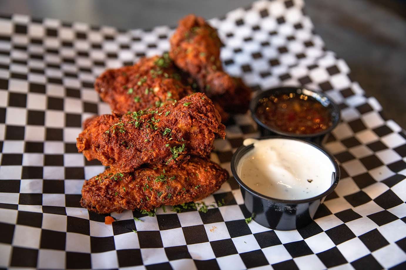 Fried chicken wings with sauce